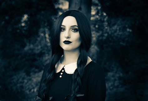 morticia addams disfraz casero|Disfraces familia Addams caseros: ¡Ideas originales。